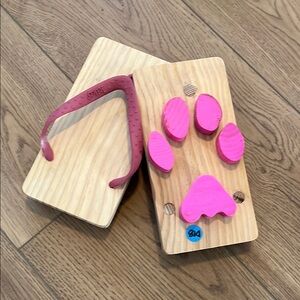 Kiko Pink paw print sand flip flops